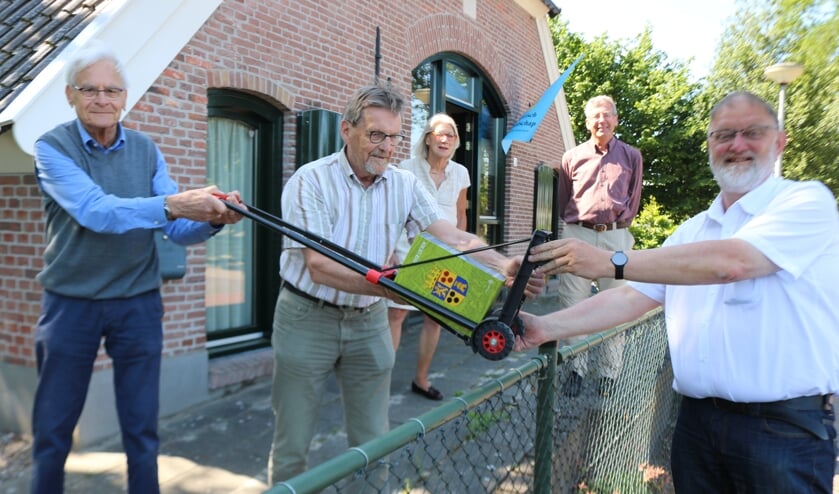 De auteurs overhandigen het boek aan Jan Aalbers onder het toezien van Maran Olthoff en Paul Roodbol. Foto: Arjen Dieperink