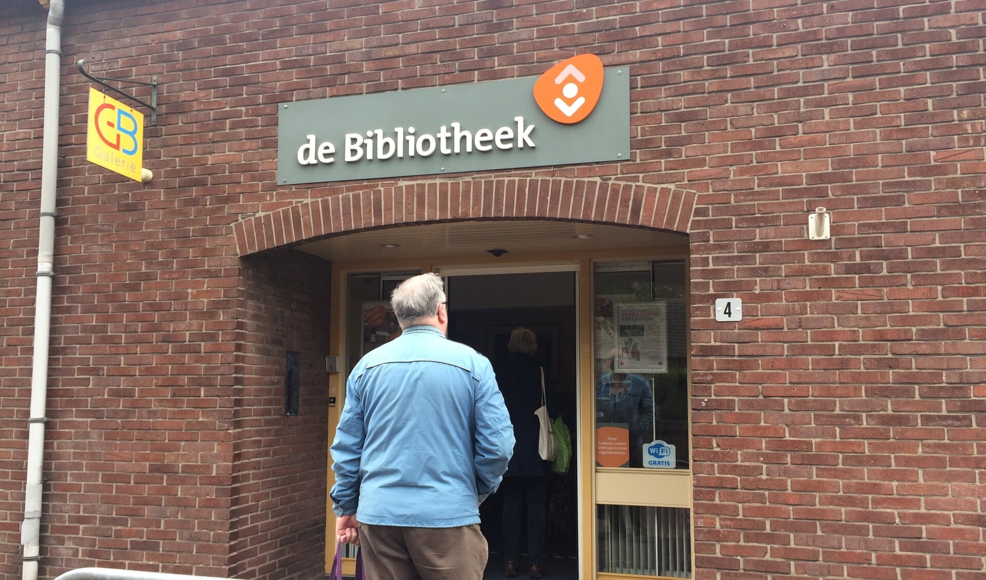 Bij de bibliotheek in Zelhem stond een lezer in de rij om naar binnen te mogen. Foto: Mirjam Rensink