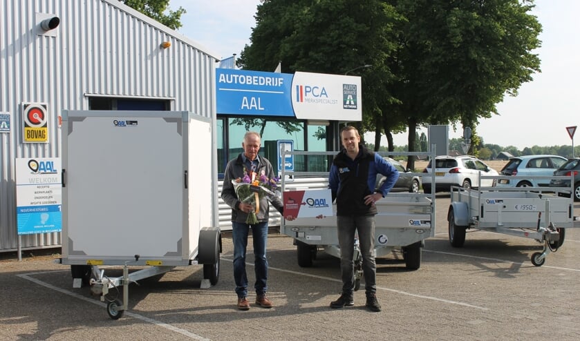Gerard Berendsen krijgt bloemen van Marcel Aal bij de officiële overdracht van de aanhangers. Foto: Patrick Garritsen