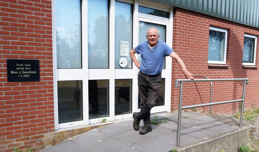 Beheerder Jan Geerdinck, staand voor het AVOG’s CRASH MUSEUM in Lievelde. "Mijn vrouw Josephien was de drijvende kracht achter het museum. Wij missen haar enorm."