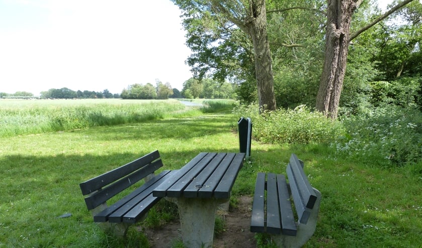 Een van de bankjes bij de Keizersbeek. Foto: Bernhard Harfsterkamp