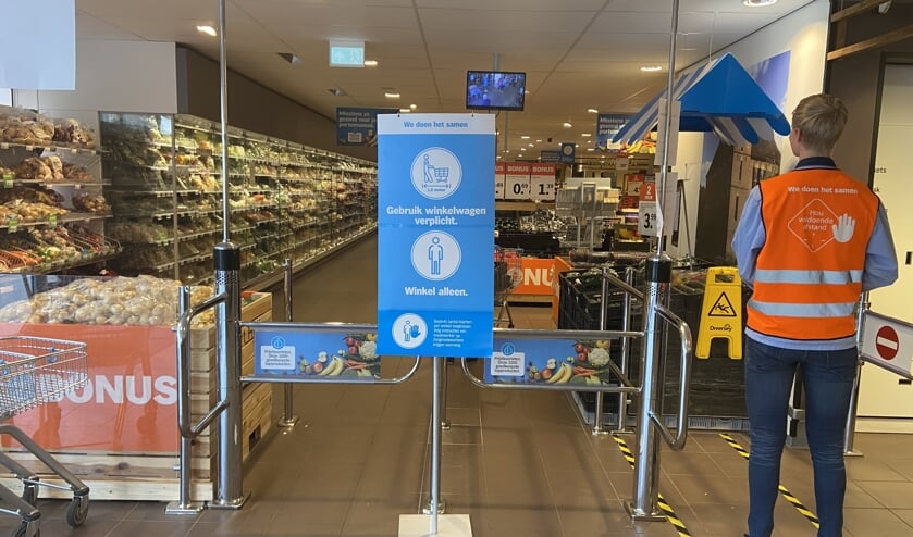 Maatregelen worden op borden aangegeven en de medewerkers dragen hesjes om te wijzen op afstand houden. Foto: PR