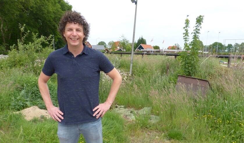 Bas Hommelink op de bouwlocatie bij de Bumerweg. Foto: Bernhard Harfsterkamp