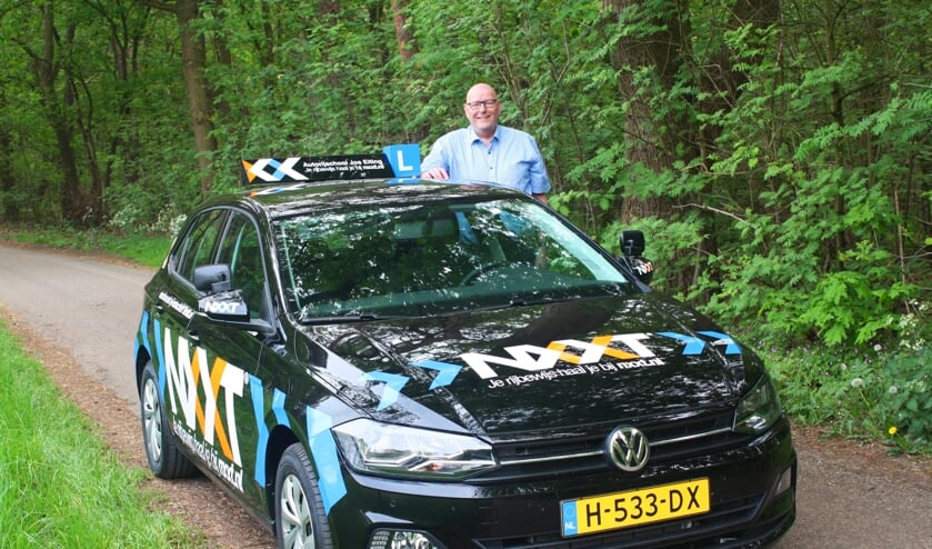 Jos Eiting is met zijn leswagen van NXXT Rijscholen een opvallende verschijning in de regio. Foto: PR