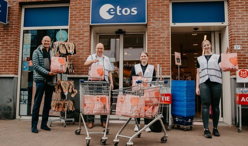 Hans Poortier (links), Benno Voorhuis (tweede van links) en enkele medewerkers met de verzorgingspakketten.