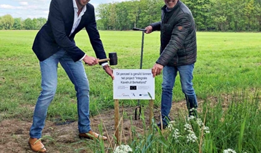 Wethouder Maikel van der Neut en Bertus Hesselink plaatsen het bord. Foto: gemeente Berkelland