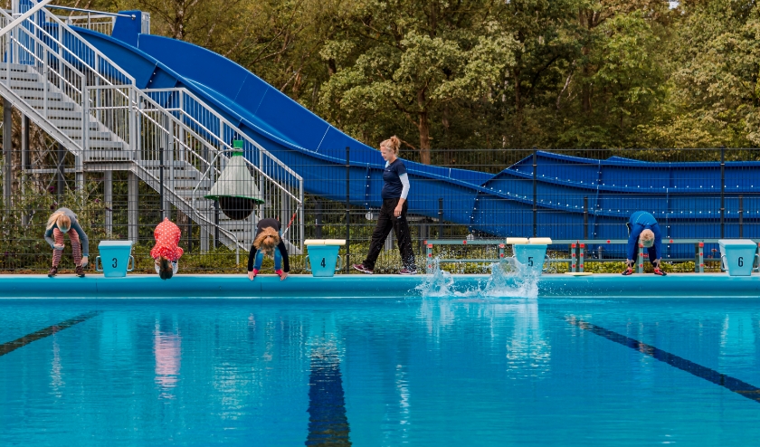 Zwemles in het Leussinkbad, vorig jaar. Foto AIM Foto