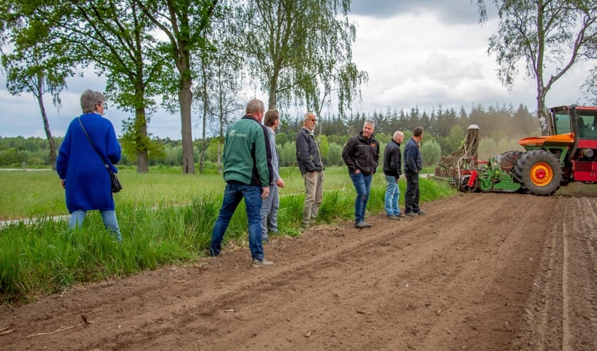 Willy Toonk, Wilfried Berendsen, Paul Hofman, Dick en Martin Bosch en medewerkers kijken naar het resultaat van de ingezaaide perceelrand. Foto: Liesbeth Spaansen
