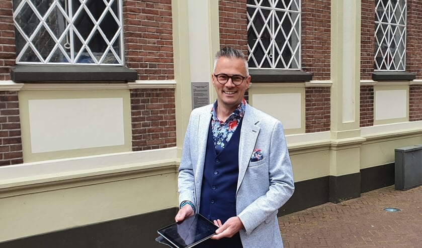 Peter Nieuwenhuis bij de Borculose synagoge. Foto: Rob Weeber