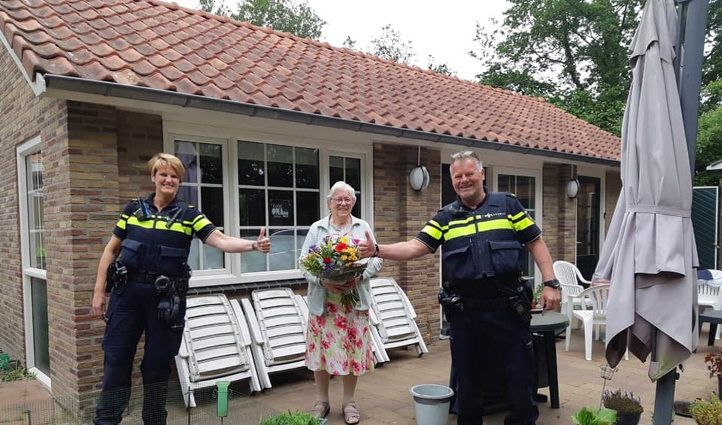 Burgers die hielpen bij de aanhouding van de man kregen als dank een bloemetje. Facebook Willem Saris
