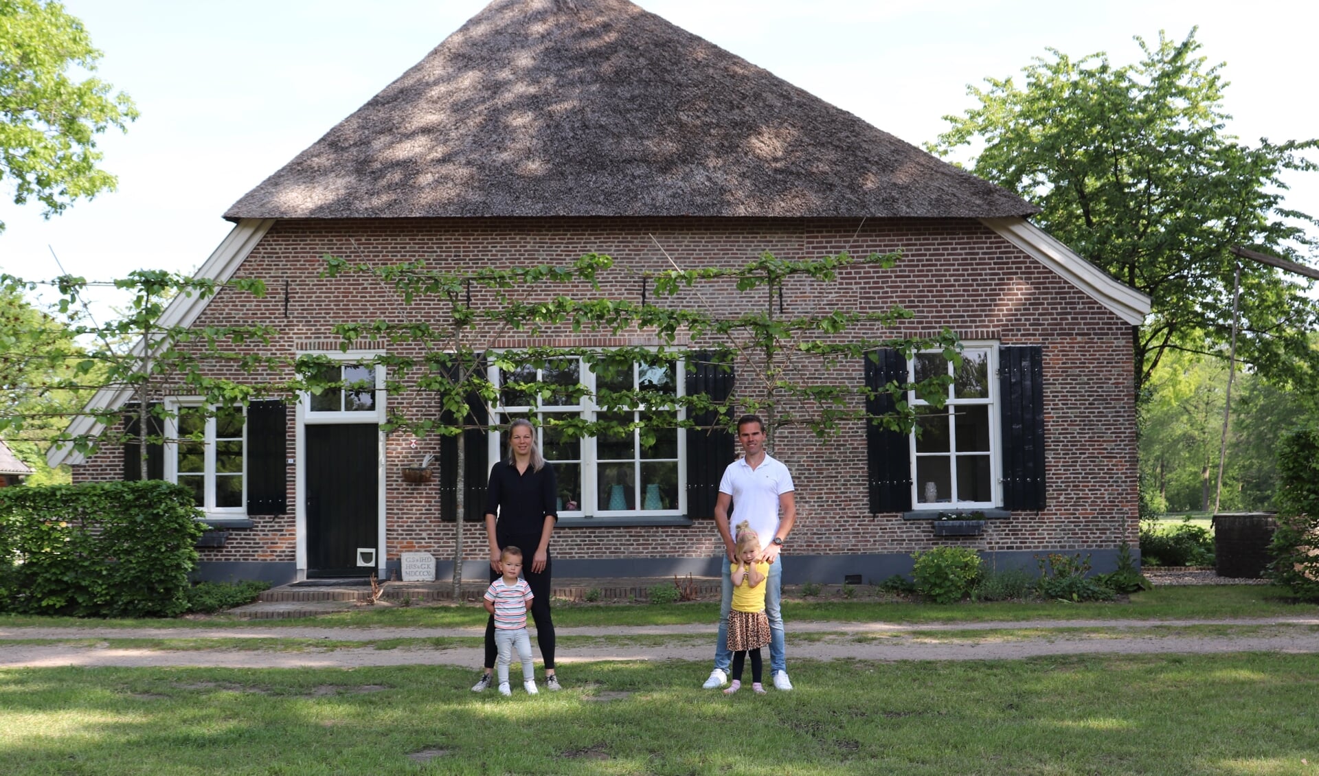 Saskia en Joost met hun kinderen Stan en Tess. “Wij zijn van plan hier heel lang te blijven wonen. Dit is zo’n fijne plek.” Foto: Anton Baars