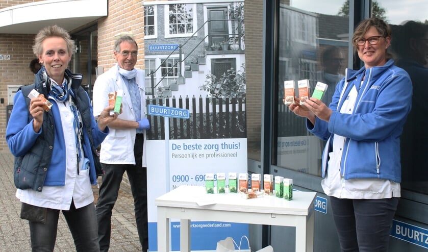 De mensen van Buurtzorg zijn blij met de tubes handcrème. Foto: Kristel te Bokkel