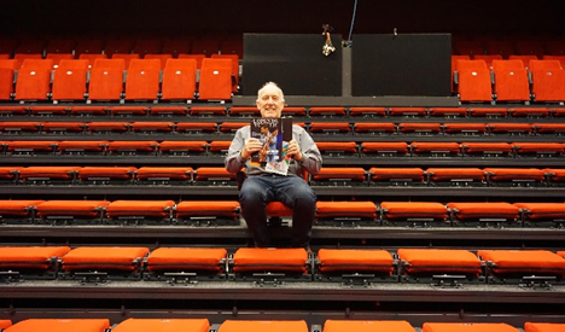 Theatervoorzitter René Hoogma met programmagidsen in een voorlopig leeg Theater Berkelland. Foto: PR