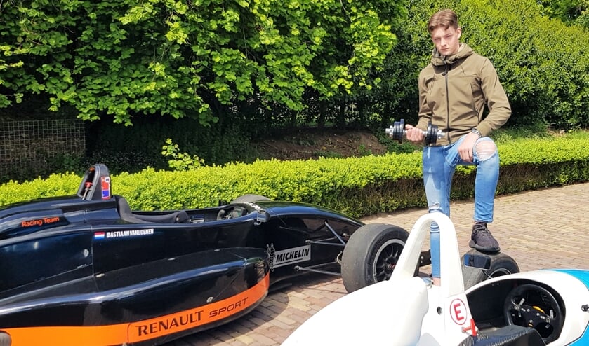 Bastiaan van Loenen traint noodgedwongen thuis met dumbbels om fit en sterk te blijven. Hij hoopt in het seizoen 2021 te kunnen vlammen in de Mazda MX-5 Cup en bij Formule Renault. Foto: Alice Rouwhorst