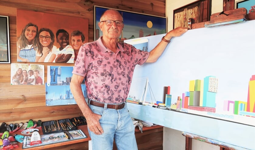 Gerrit Westerhof in zijn als atelier ingericht tuinhuisje, werkende aan een skyline van Rotterdam.