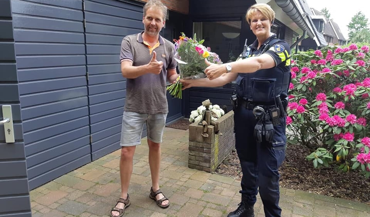 Burgers die hielpen bij de aanhouding van de man kregen als dank een bloemetje. Facebook Willem Saris