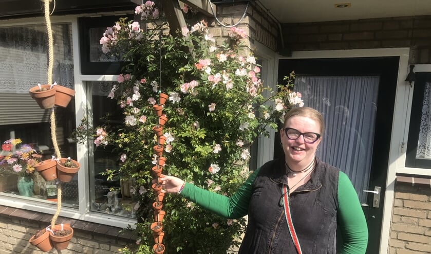 Patricia Rack in haar kleurrijke achtertuin.