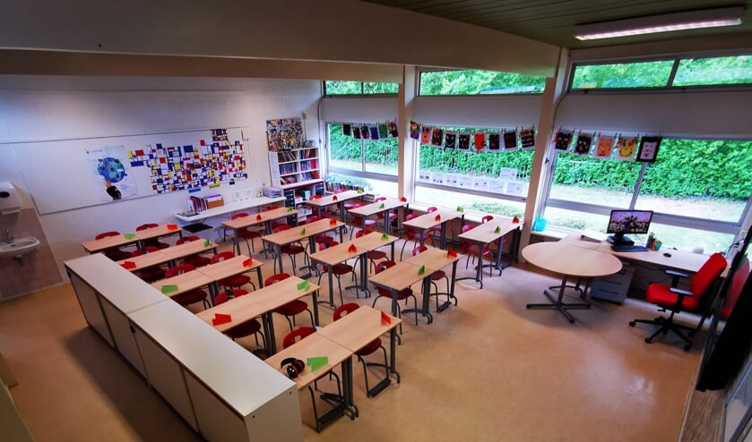 Op School Noord hebben de leerkrachten de klassen opnieuw ingericht, waarbij goed gekeken is naar de onderlinge afstand van de tafels. Foto: PR