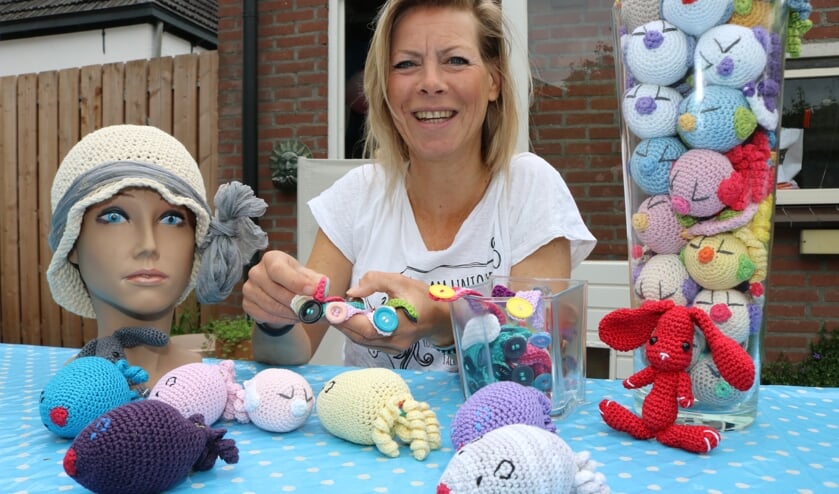Henrike Oosterkamp-Siebers met haar haakwerk. In haar handen de setjes voor de mondkapjes. Foto: Arjen Dieperink