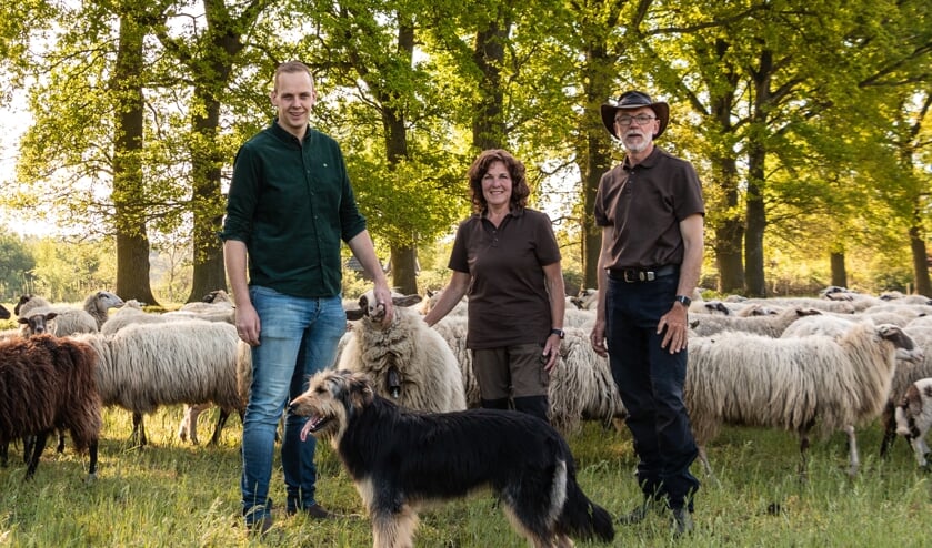 Bram Sprey, Elly en Harrie Jansen met de kudde. Foto: Henk Derksen