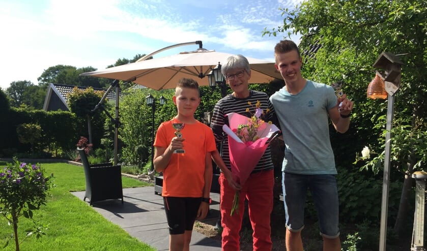 Trotse oma Sien Meinen met kleinzonen Lars (links) en Twan. Foto: Frank Roos