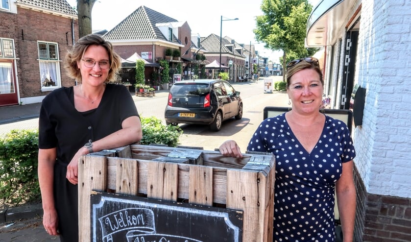 Roos Willemsen (Kompaan College) en Riske Legtenberg (Van Sinckel). Foto: Luuk Stam