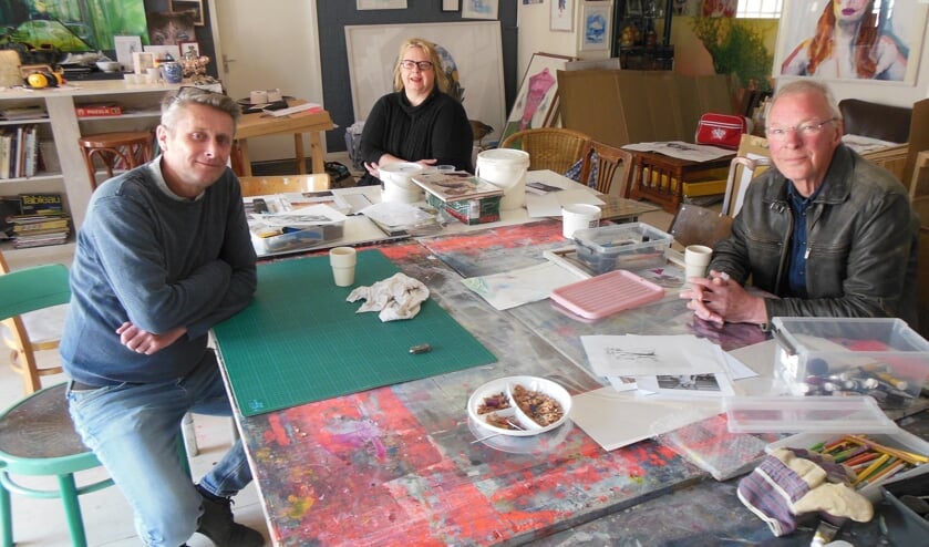 De beeldend kunstenaars die hun ateliers hebben in het op de nominatie voor verkoop staande gebouw tussen de Kolenstraat en Bakkerstraat kunnen vooralsnog opgelucht adem halen. (archieffoto)