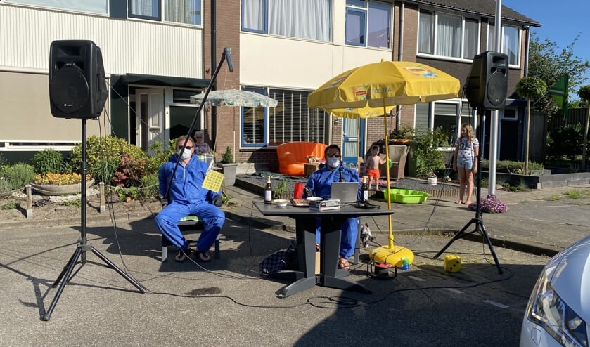De enthousiaste spelleiders Arjan Mol en Tim Lindenschot maakten er tijdens de bingo er een leuk feest van met tussendoor gezellige muziek. Foto: Marco Wassink