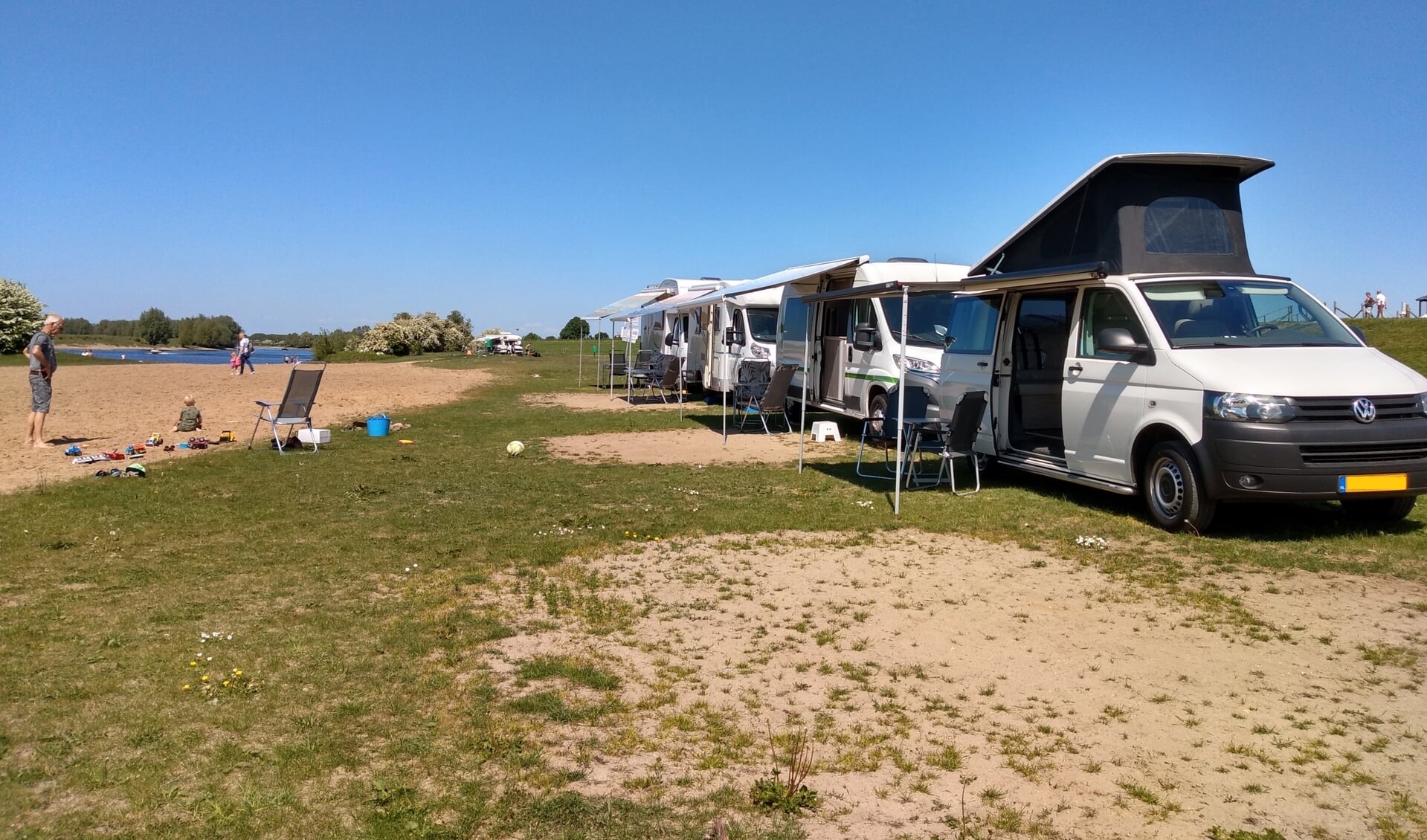 Campers op het IJsselstrand, waar zorgpersoneel even tot rust kon komen. Foto: Erik de Greef