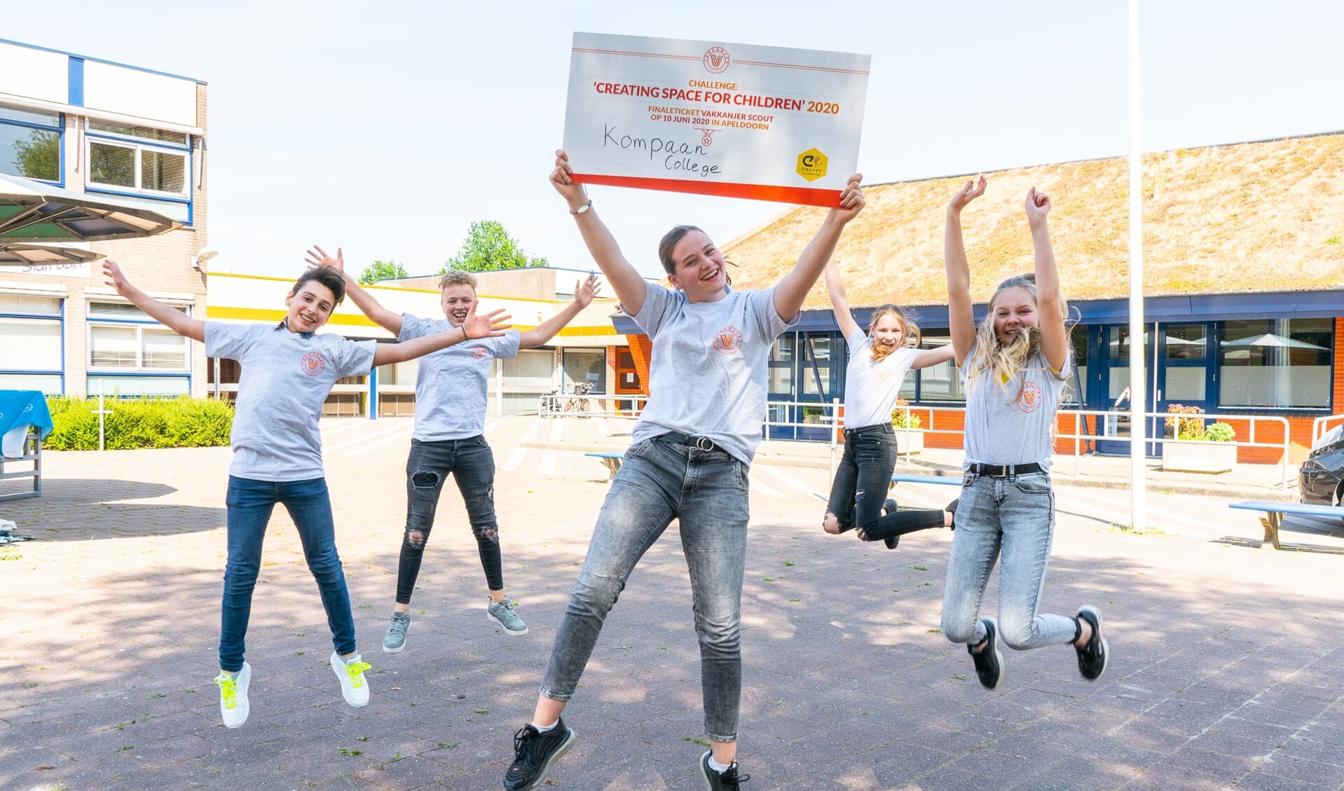 Leerlingen Mirte, Rick, Ram, Sophie en Nienke van het Kompaan College uit Zutphen krijgen finaleticket overhandigd. Foto: PR