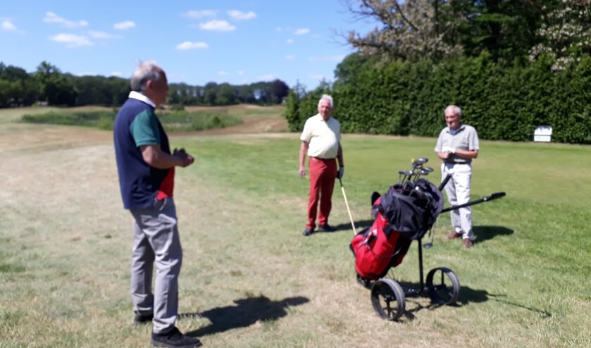 De spelregels zijn noodgedwongen iets aangepast en om ervoor te zorgen dat iedereen golfer zich daaraan houdt, staat er elke dag een starter bij hole 1 om dit aan alle spelers haarfijn uit te leggen. Foto: Ceciel Bremer