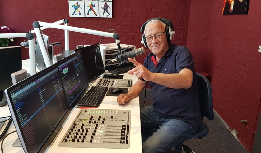 Herman ter Maat op zijn favoriete plek in de studio. Zowel de presentatie als techniek doet hij zelf. Foto: Han van de Laar