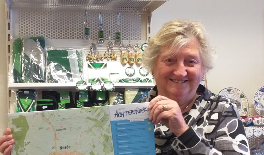 Mevrouw Koster van de TIP/VVV Neede, presenteert de nieuwe plattegrond van Neede. Foto: PR