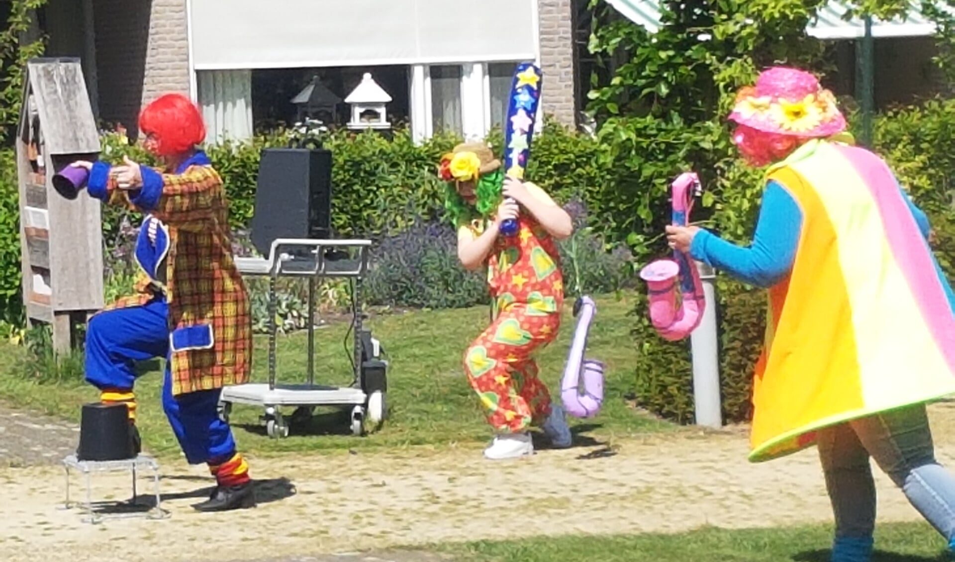 Bewoners van de Mariënhof in Lichtenvoorde en de Molenberg in Groenlo werden verrast met 'De Kleine Parade' van DITO en Colorful.
