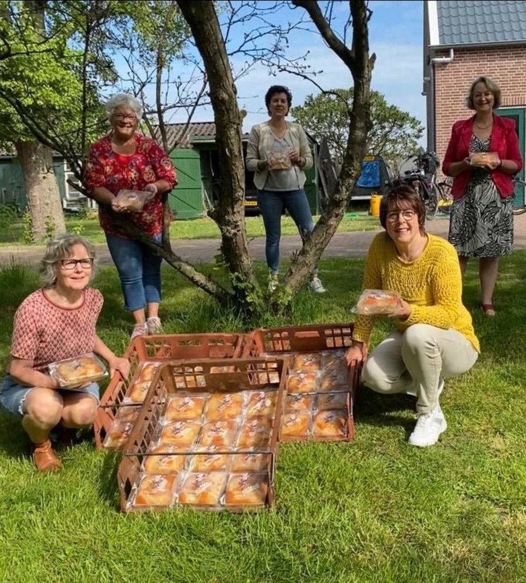Het bestuur met de appelcake. Foto: PR