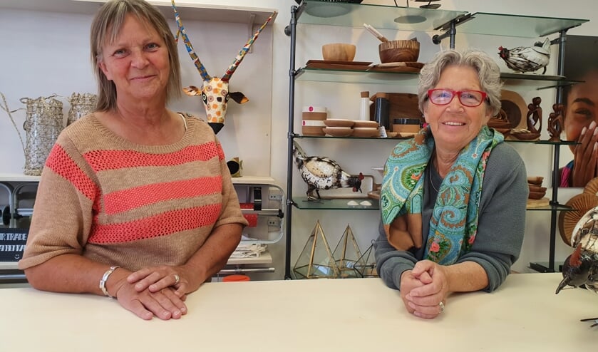 Rieky Ligtenberg en Dorine Witjes zijn coördinator bij de Wereldwinkel. Foto's: Wendy Goodin