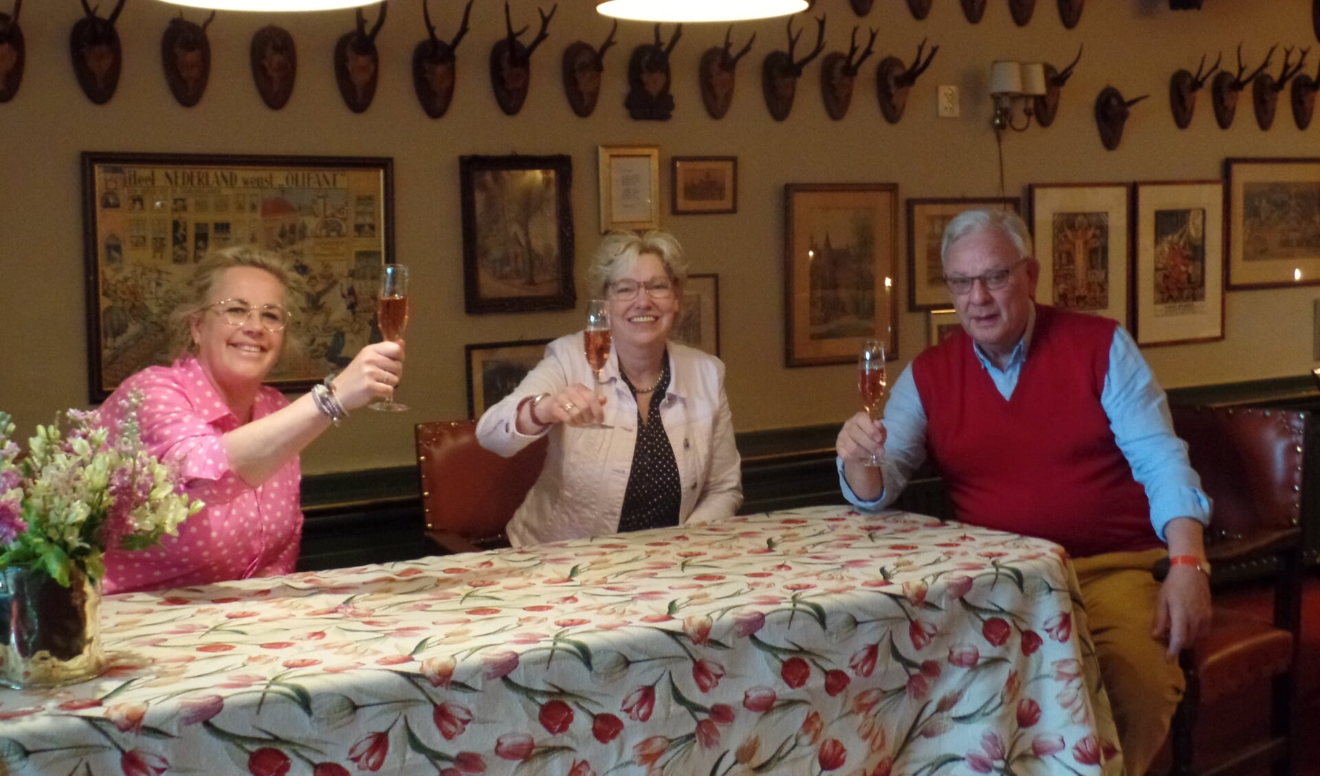 Miranda Njjenhuis (midden) brengt samen met Liesbeth en Klaas Bakker een toost uit op haar veertigjarig dienstverband bij Hotel Bakker. Foto: Jan Hendriksen. 