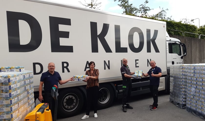 1400 sixpacks voor medewerkers SKB. Foto: Henri Walterbos
