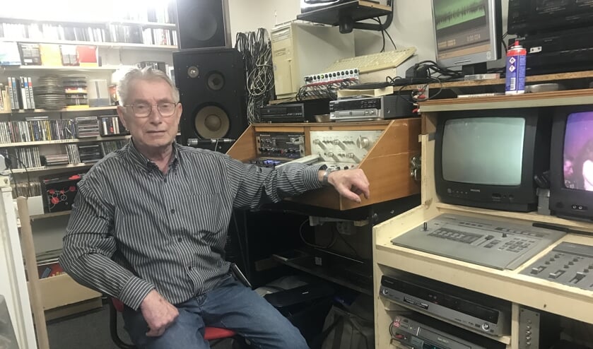 Joop Papen in zijn studio in Zieuwent.