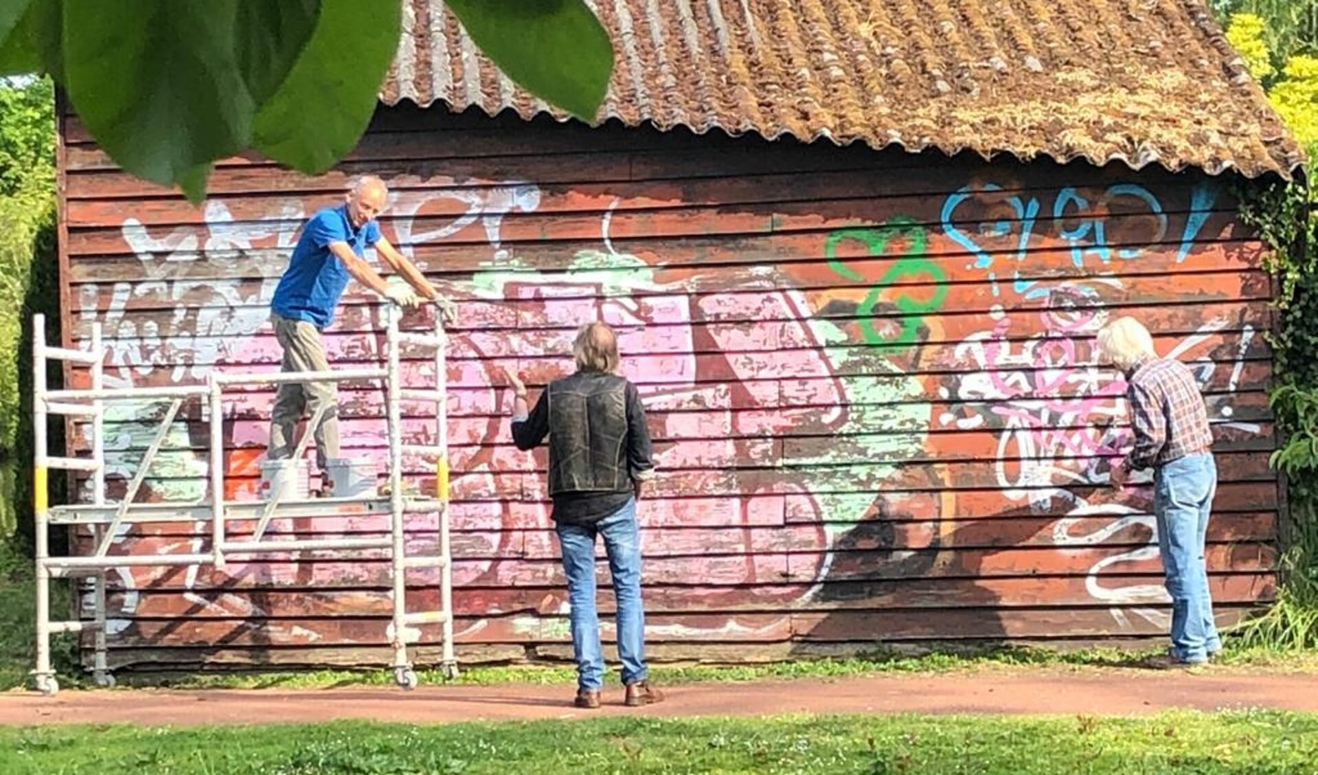 Bewoners overschilderen de ontsierende schuur die hun uitzicht al jaren verpest. Foto: PR