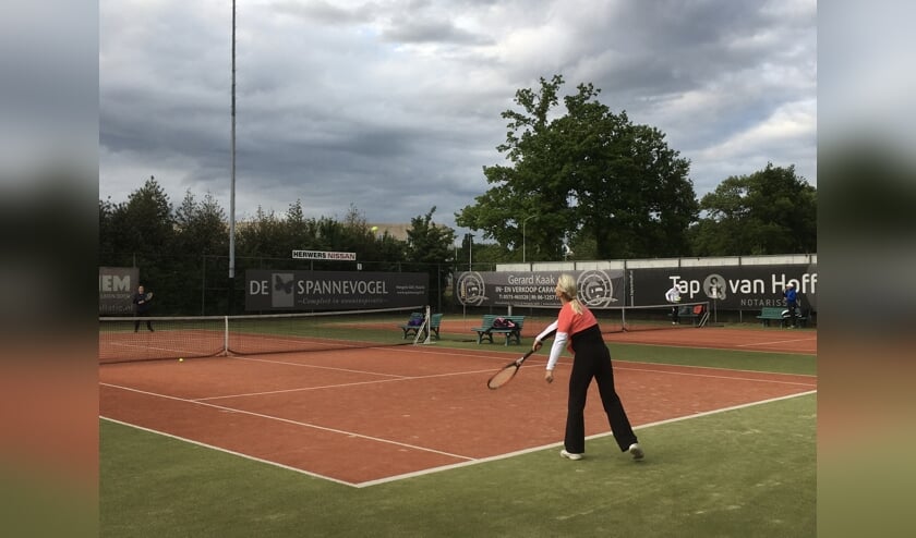 Enkelspel is weer toegestaan op de tennisbanen in Hengelo. Foto: PR HLTC Het Elderink
