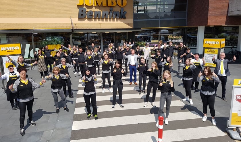 Pascal Bennink te midden van zijn medewerkers bij Jumbo Bennink Groenlo. Foto: Kyra Broshuis