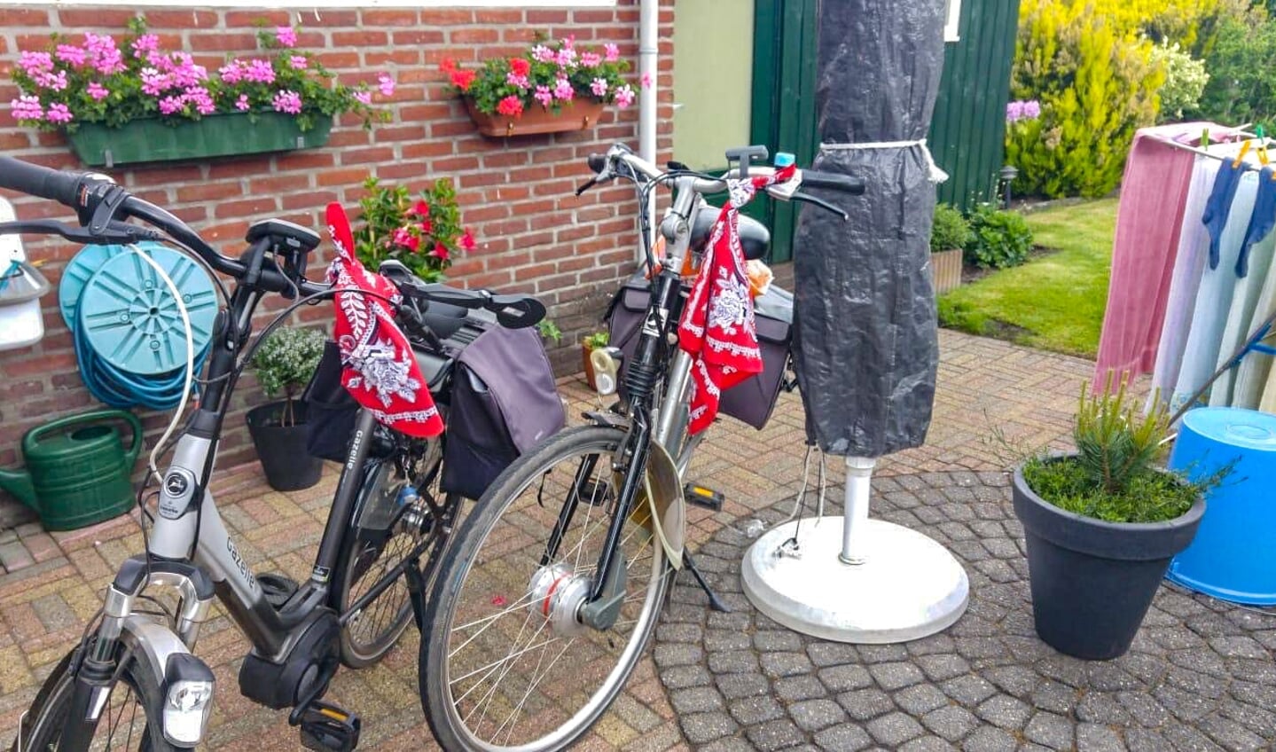 'Pinksterzwaai' werd gebracht op de fiets. Foto: Maurice Wassink