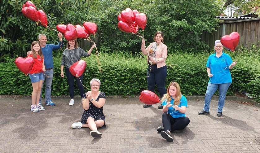Organisatoren en bezorgers van het ‘Geluksmomentje’ voor Berkellandse mantelzorgers: achter vlnr Haidy Jansen en haar gezin, Madelon Kuijk en Veronica Kasteel, zittend een van de Jimmy’s (rechts) en Bianca Wessels. Foto: Rob Weeber