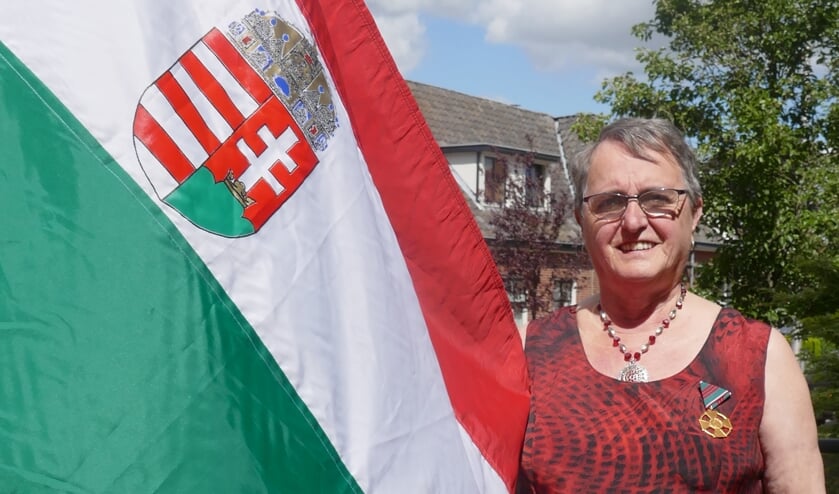 Leni Bakker met het Gouden Kruis der Verdienste opgespeld. Pieter Biezenaar