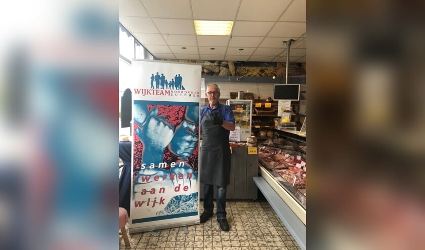 Henk Lammers bij de banner van Wijkteam Noordveen (met het wijkteam zelf op de foto kan nu immers niet). Foto: PR