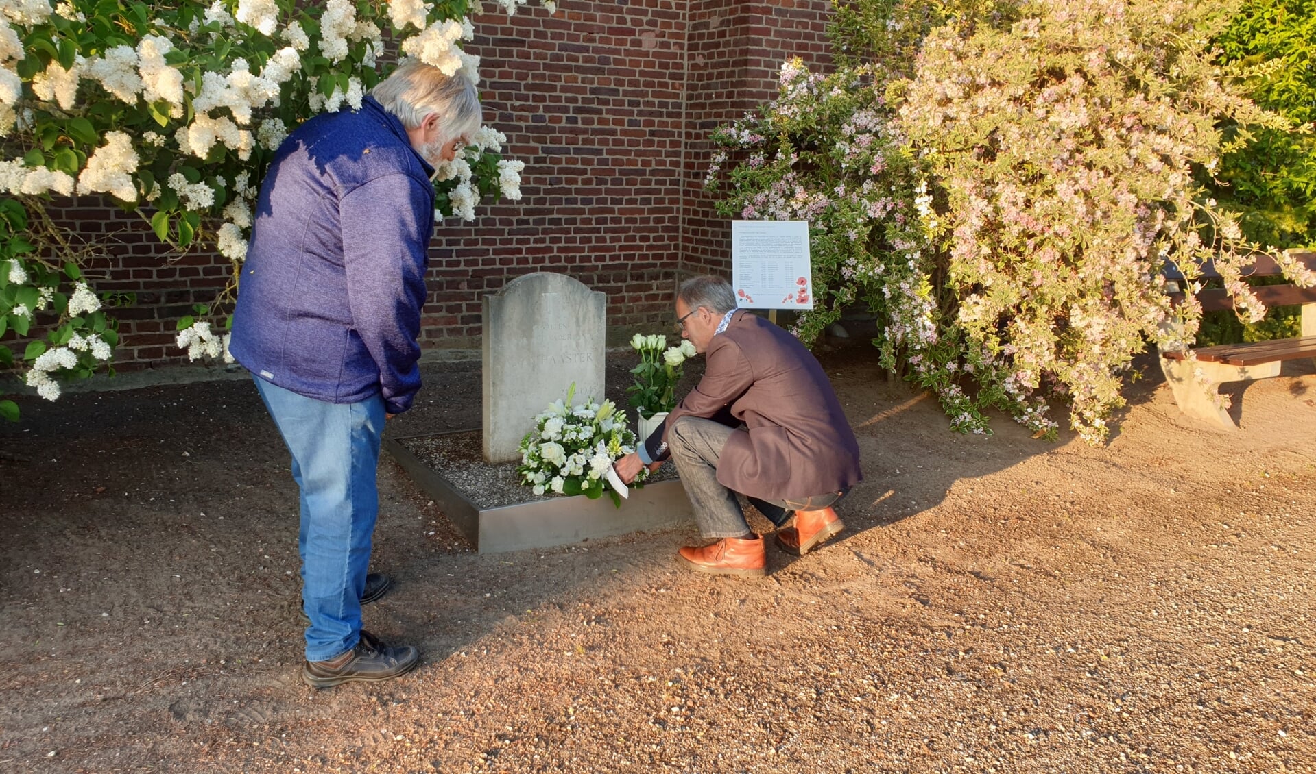 Er worden bloemen gelegd bij het monumentje. Foto: PR