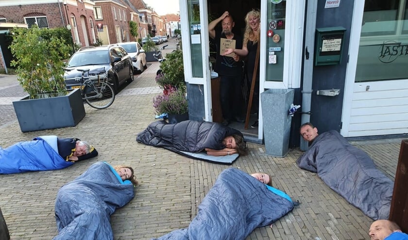 Voor de deur van Rockcafé Taste liggen donderdagavond al een aantal stamgasten die niet kunnen wachten tot de horeca maandag zijn deuren weer voor publiek mag openen.