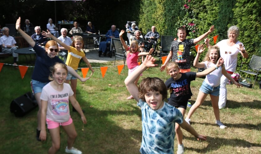 De jongeren vinden het prachtig om voor de bewoners op te treden. Foto: Arjen Dieperink