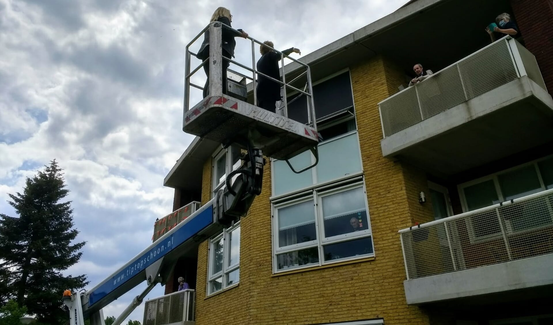Balkoncontact bij De Berkhof. Foto: Tineke Flipse
